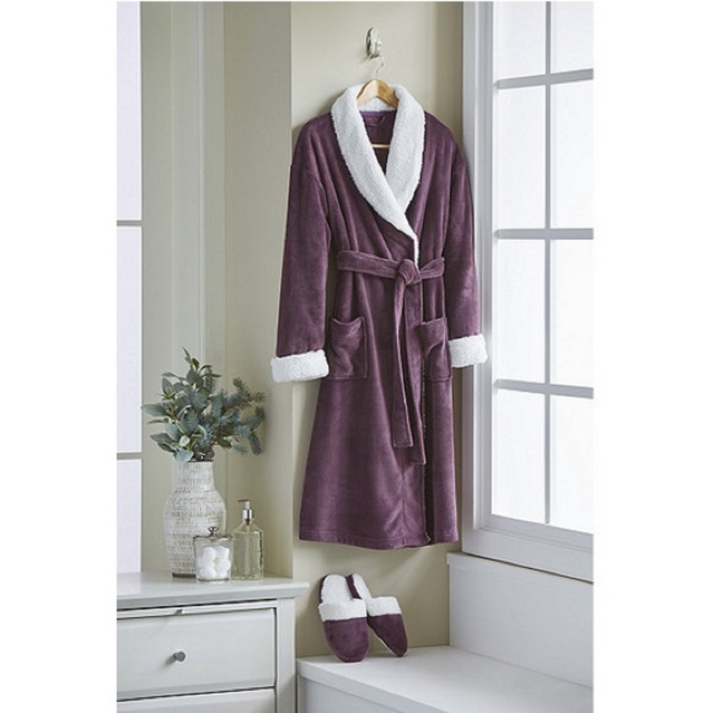 ❌Sold❌ 🎁🎄Robe & Slipper Set 🎄🎁 - Picture 3 of 3